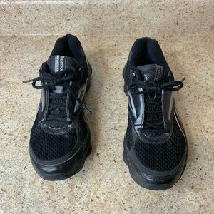 Reebok RunTone Sneaks! (size 9)